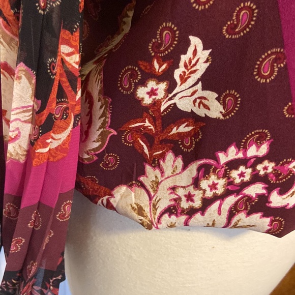 White House Black Market top. - Picture 5 of 8